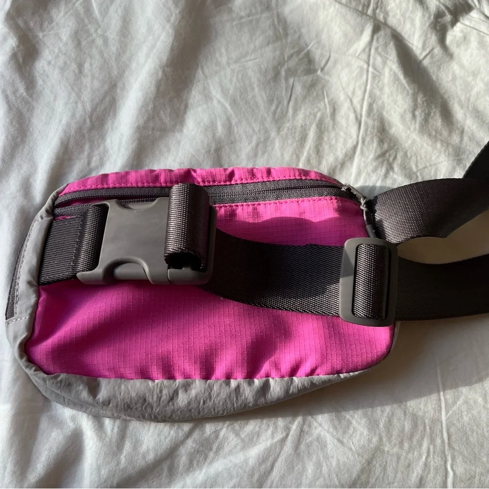 Lululemon Everywhere Adjustable Belt Bag in Pow Pink / Lunar Rock / Chrome 1L